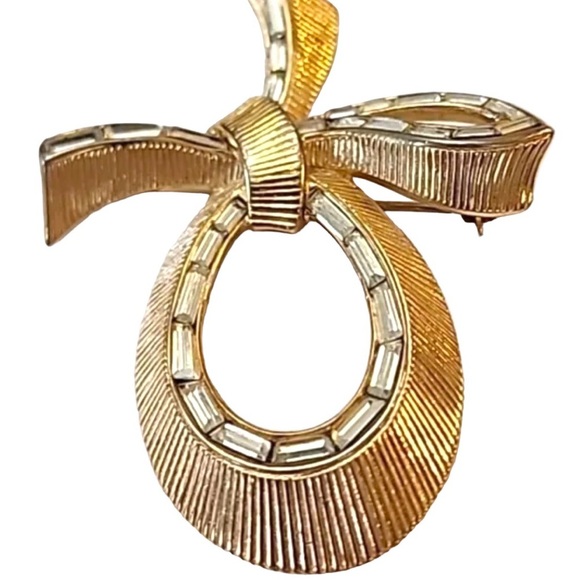 Vtg Signed Crown Trifari Gold Tone Bow Ribbon Clear Rhinestones Brooch Pin 2” - Picture 2 of 14